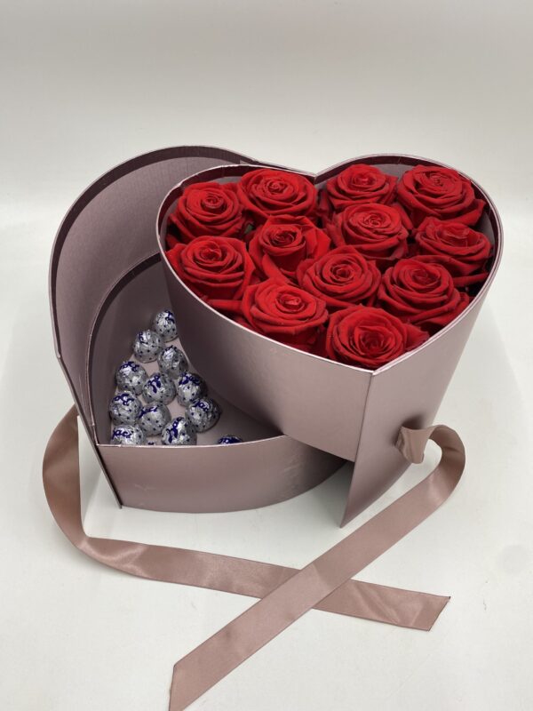 scatola a cuore con rose e baci perugina