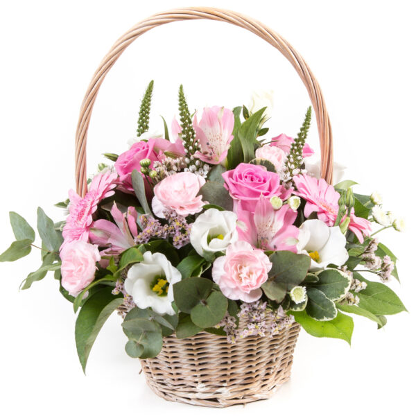 composizione in cesto fiori misti di stagione sulle tonalità del rosa e del bianco