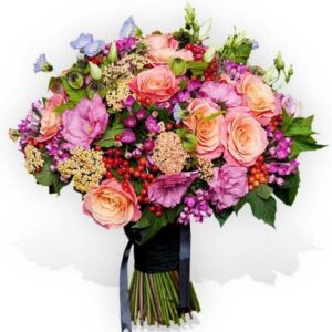 Bouquet misto rose, lisantus, bouvardia e bacche rosse