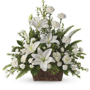 composizione in cesto fiori misti bianchi