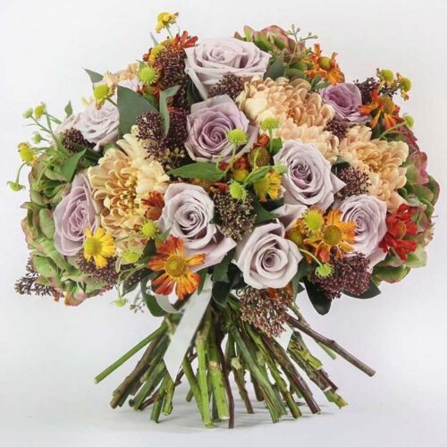 Bouquet misto allegro con rose, dalie, margherite e verde decorativo.