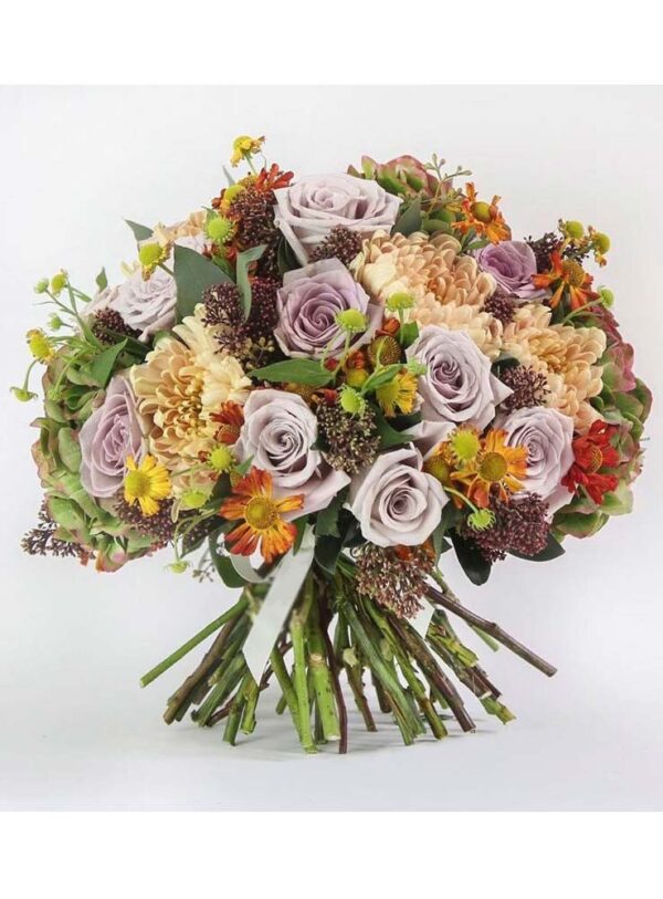 Bouquet misto allegro con rose, dalie, margherite e verde decorativo.