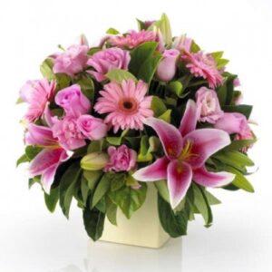 composizione fiori misti sulle tonalità del rosa con vaso