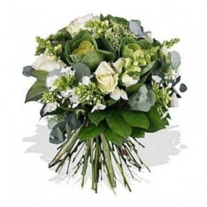 Bouquet misto con rose bianche e fiori di stagione