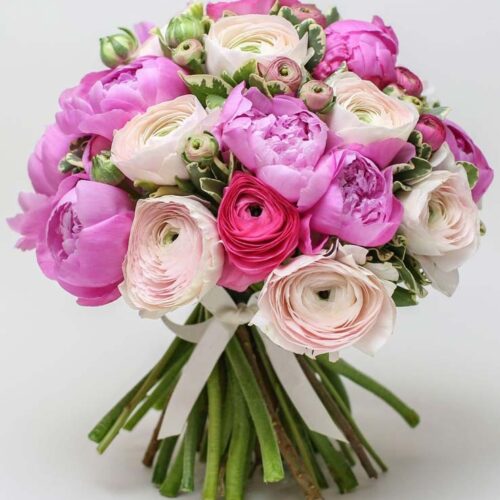 Bouquet misto con ranucoli e peonie.