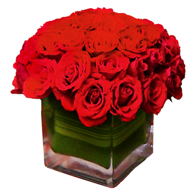 composizione rose rosse con vaso in vetro