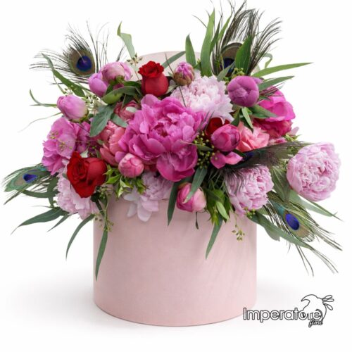 "Fascino Esotico": Lussuosa Box con Peonie Fresche, Rose e Piume di Pavone