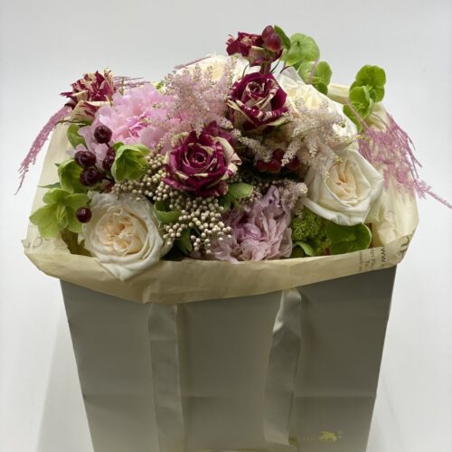 bouquet con fiori misti in borsetta bianca