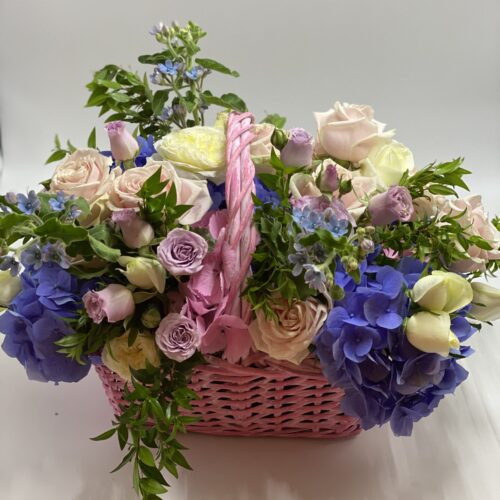 composizione in cesto rose e ortensie