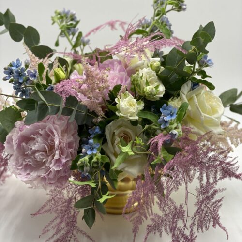 composizione di ortensie,rose e eucalipto dai colori pastello con vaso ceramica