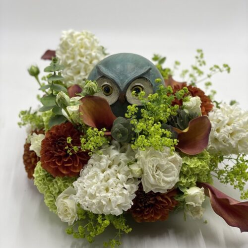 composizione con gufetto e fiori misti