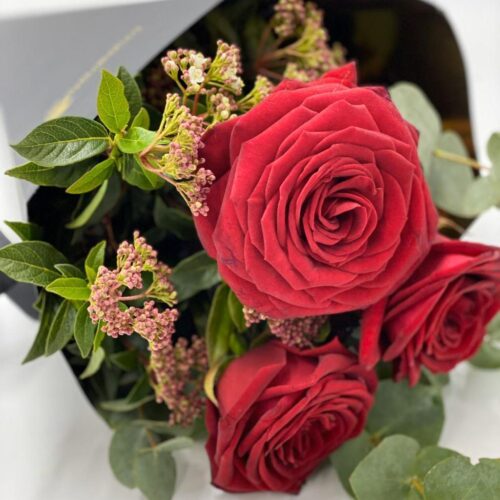 box/cono con tre rose rosse