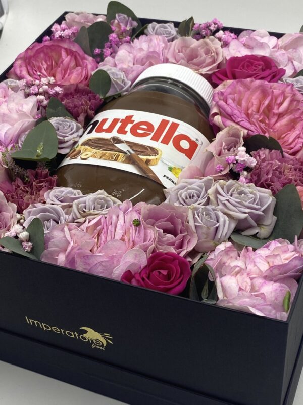 elegante scatola con fiori e Nutella
