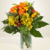 bouquet con rose arancio e fresie gialle