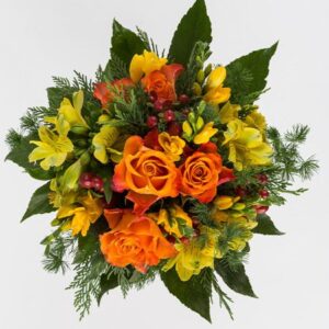 bouquet con rose arancio e fresie gialle