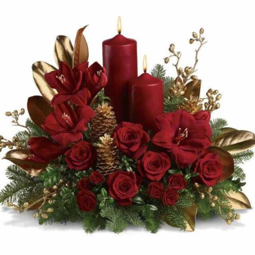 Centro tavola con candele rosse , elementi naturali e decorazioni oro
