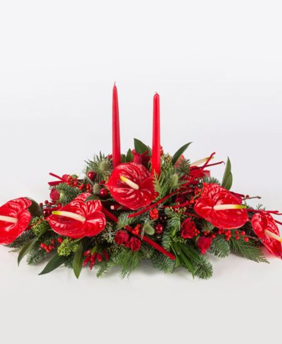 Centrotavola natalizio on fiori di anthurium rosso