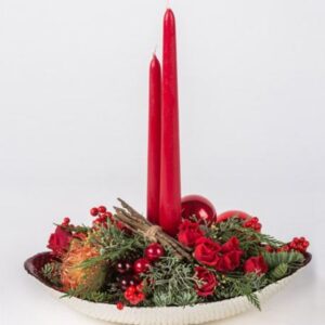 Centrotavola natalizio con rose, sfere e candele
