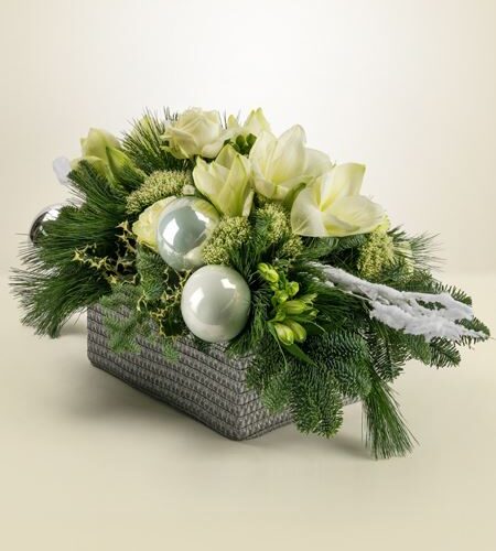 Centrotavola natalizio con fiori bianchi