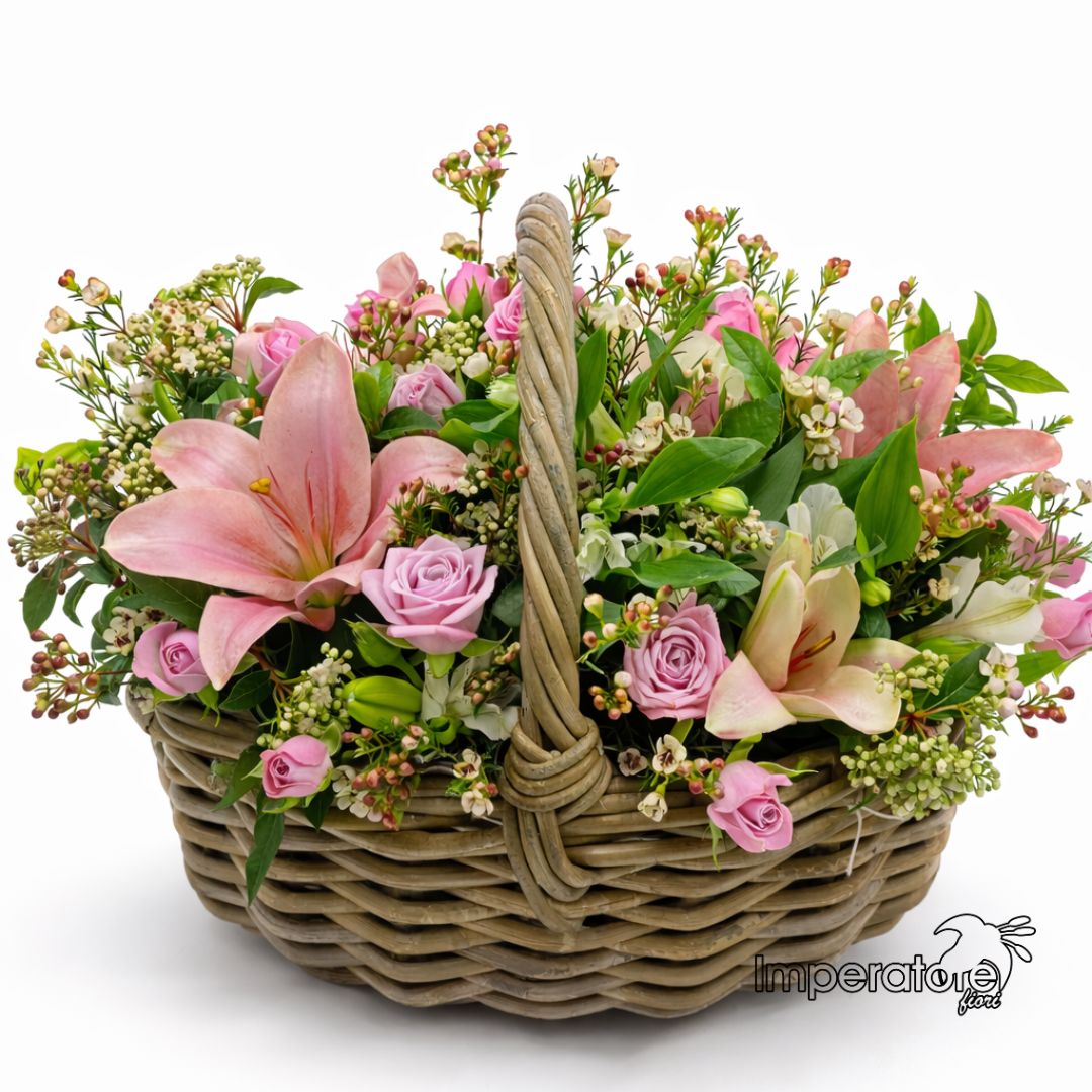 Cesto in Vimini con Gigli Rosa, Rose e Fiori Freschi