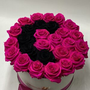 scatola con rose stabilizzate fucsia lettera nera