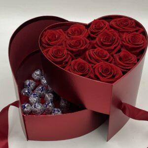 scatola a cuore con rose rosse