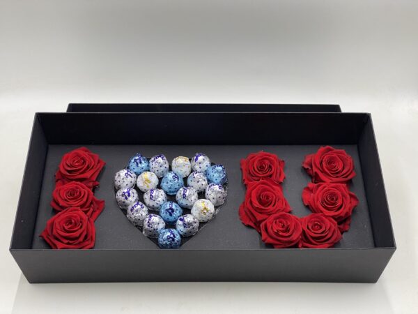 scatola con rose stabilizzate e cuore di baci perugina