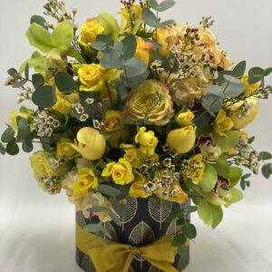 scatola di fiori misti con tonalità del giallo