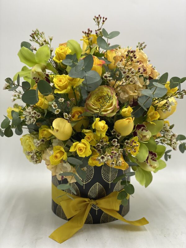 scatola di fiori misti con tonalità del giallo