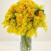 bouquet di rose gialle e mimosa