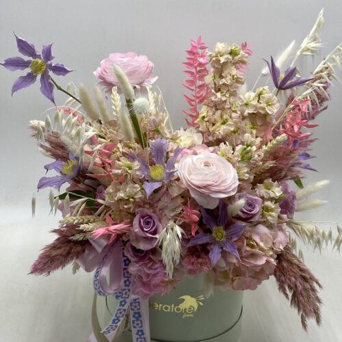 scatola con fiori freschi e secchi dai toni pastello