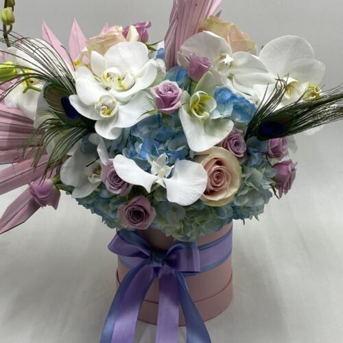 scatola con fiori freschi e secchi dai toni pastello