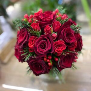 Bouquet Rose rosse, roselline e grappoli rossi