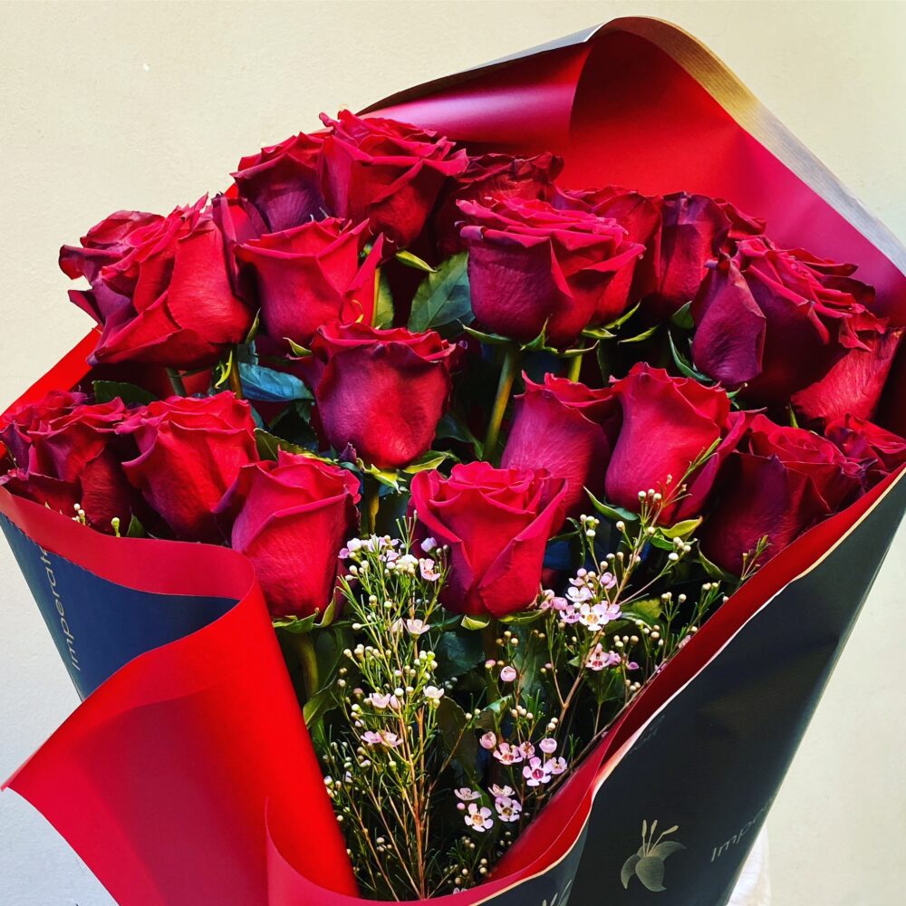 Bouquet con 25 rose rosse a stelo lungo