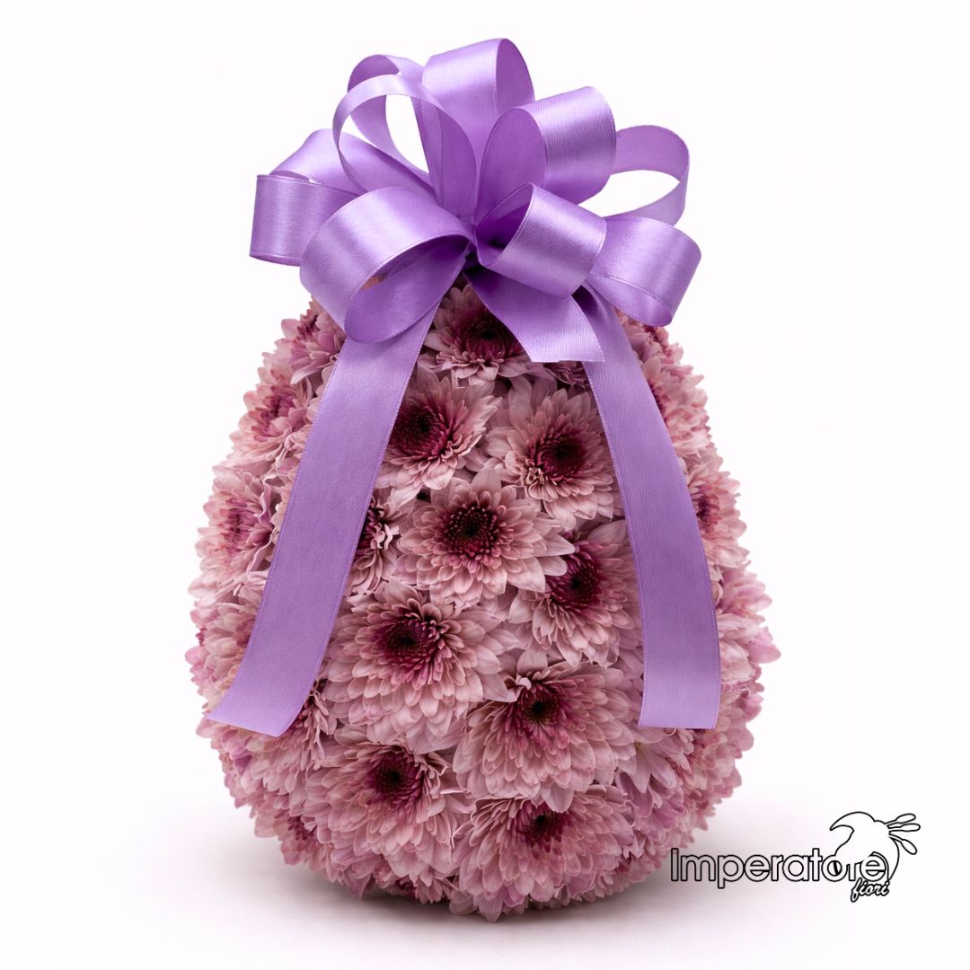 "Incanto Malva": Scultura Floreale a Forma di Uovo con Fiori Freschi e Nastro Viola