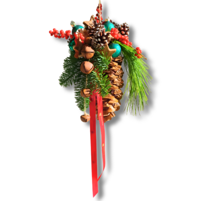 Pigna natalizia da appendere con bacche rosse, campanelli e nastro