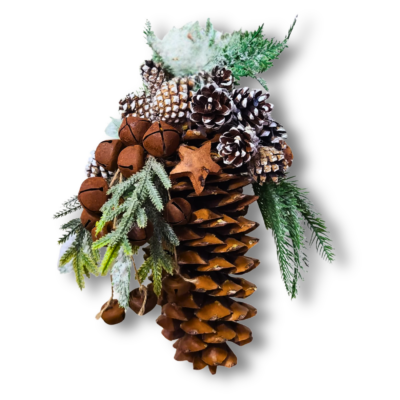 Pigna natalizia da appendere con pigne innevate, campanelli e verde d’abete