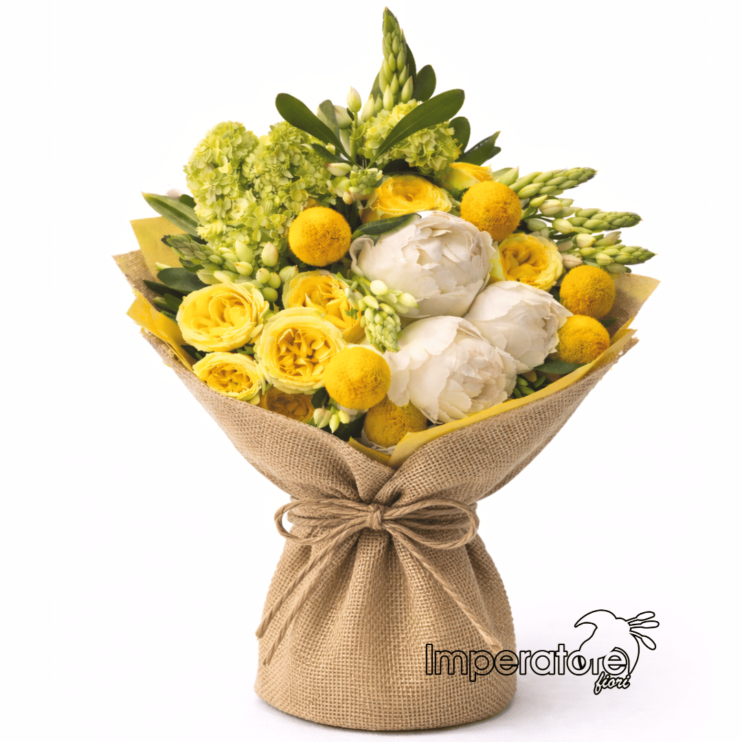 Spring Cone: Bouquet con Peonie Bianche e Rose Gialle